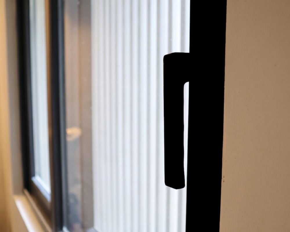Detalle de ventana de PVC con acabado decorativo