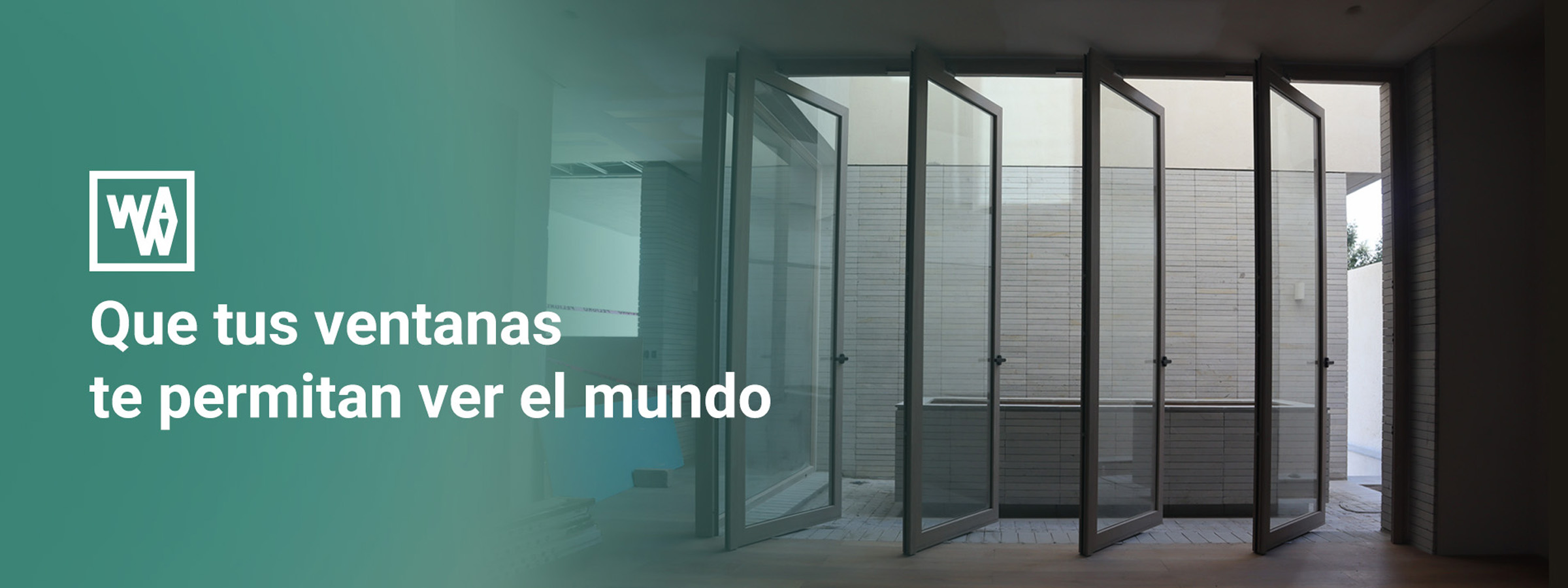 Interior con ventanales y vista al mar